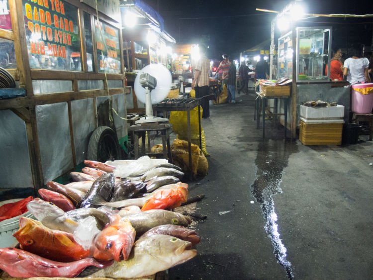 Mari makan sea food di Kampung Solor. Perut kenyang hati senang