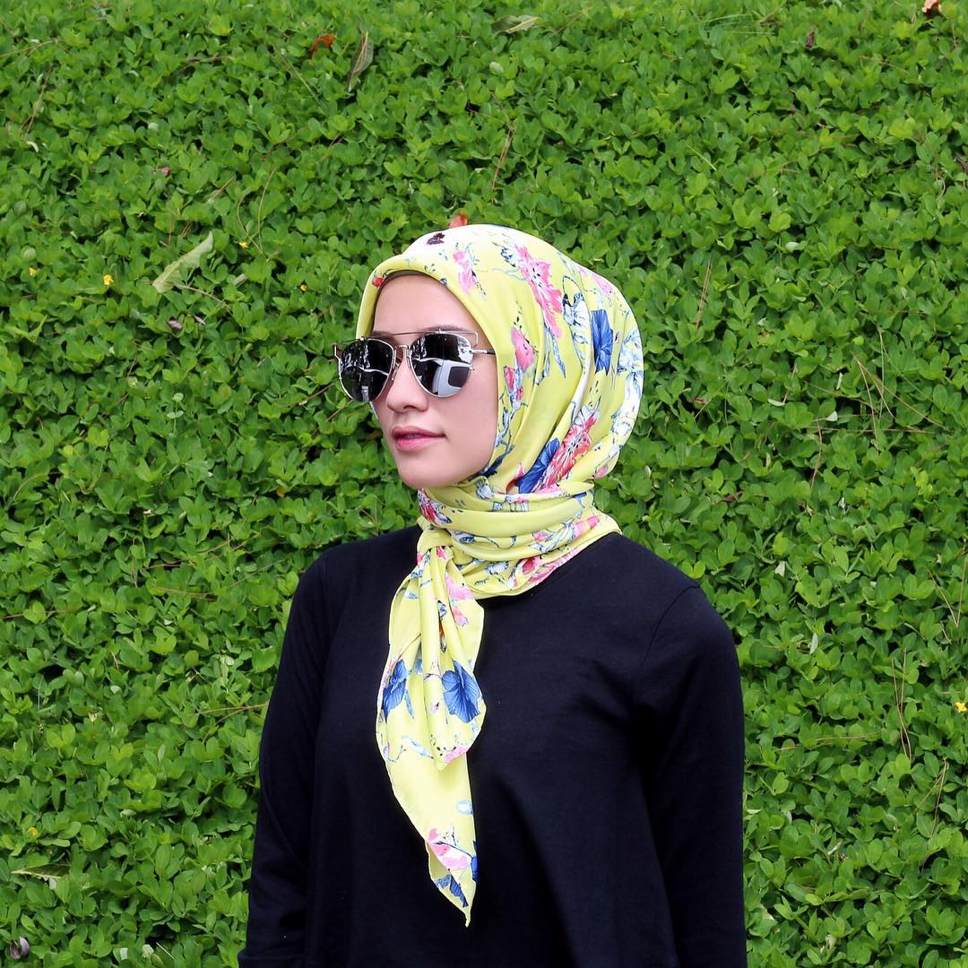 12 Gaya Berhijab Segi Empat Dan Pashmina Para Selebgram Cantik