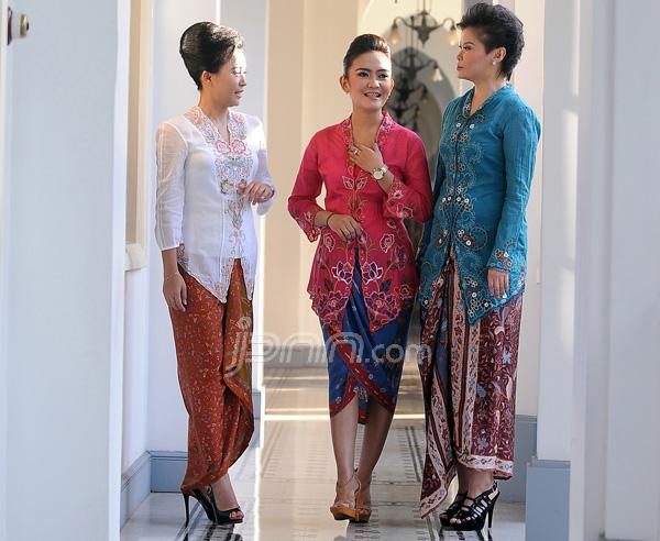 padukan dengan rok lilit