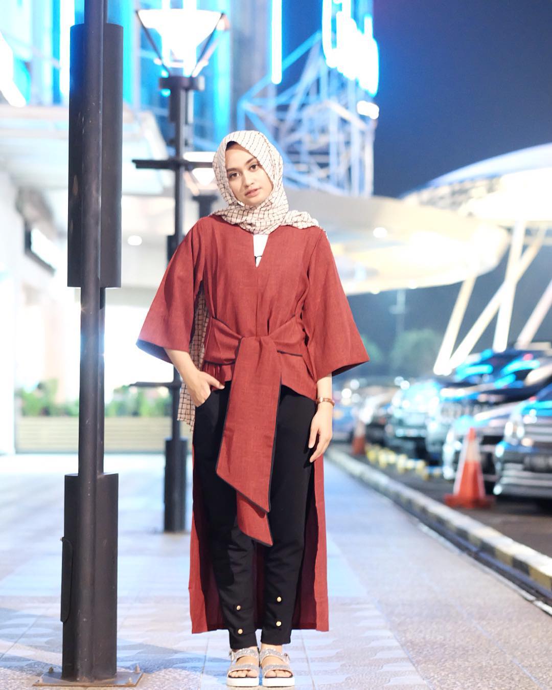6 Style Ke Kondangan yang Bisa Pakai Celana Cewek Ogah 6 Style Ke Kondangan yang Bisa Pakai Celana Cewek Ogah