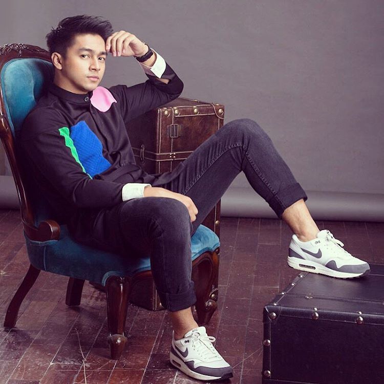 Udah terjun ke dunia hiburan sejak SMA dengan jadi penyiar radio.