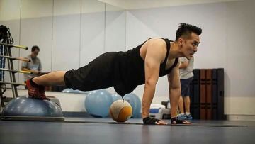 Walaupun Nggak Suka Olahraga, 7 Tips Workout Ini Bisa Memberimu Perut Rata