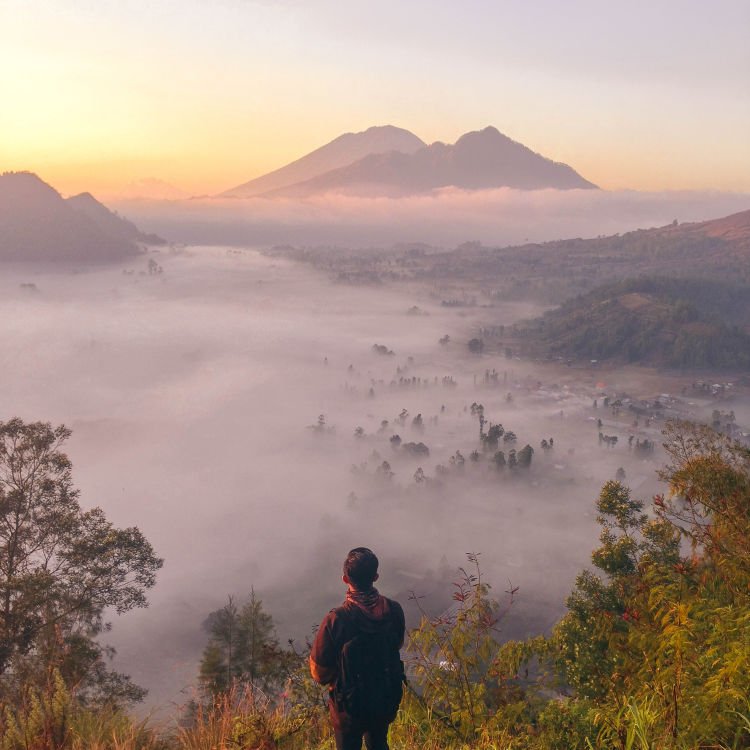Momen kabut saat matahari terbit.