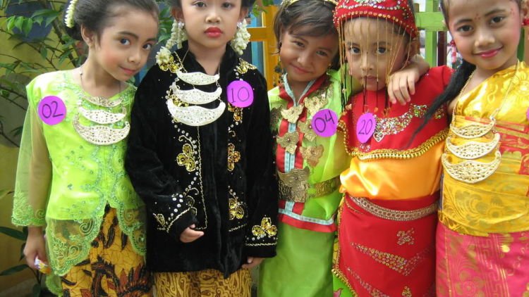 15 Baju Tradisional yang Dipake Anak  Kecil Ini Emang 