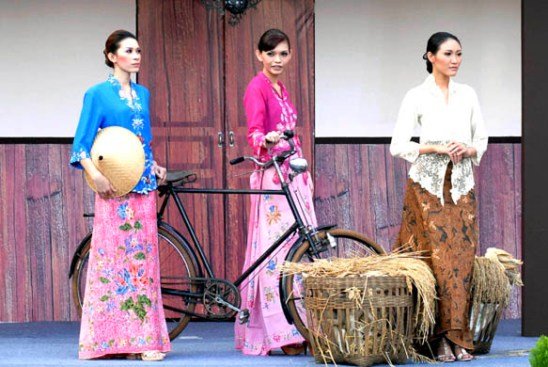 Dalam Rangka Memperingati Hari Kartini, Simak Yuk 6 Paduan Kebaya Encim Modern Berikut Ini 16 dapat dipadukan dengna rok batik lebar
