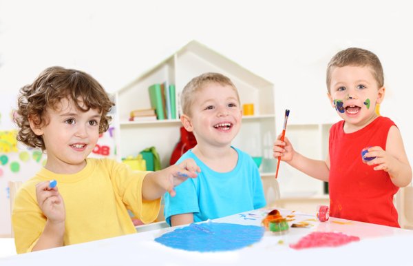 di daycare, mereka juga akan belajar sosialisasi dengan kawan sebaya