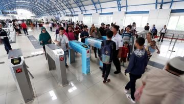 Meskipun Terdesak Ganasnya Kereta Komuter Sehari-hari, Penampilanmu Tetap Bisa Terselamatkan Dengan 10 Tips Ini