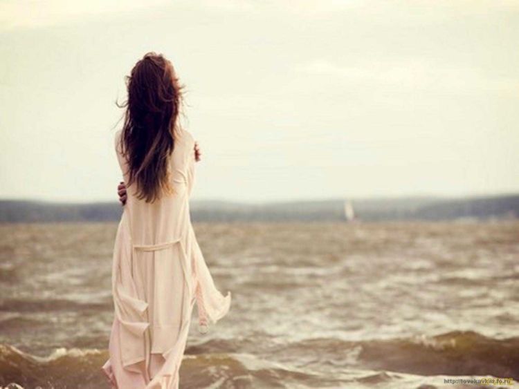 girl-sad-love-on-beach
