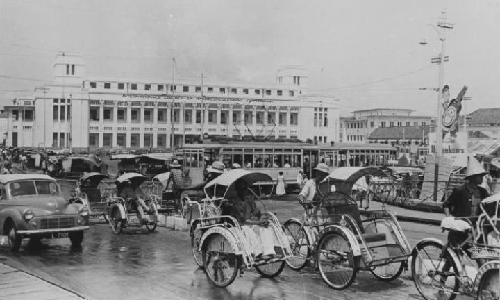 Lalu lintas Jembatan Merah tahun 1950.