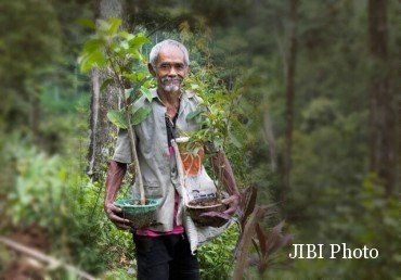 Mbah Sadiman, Sosok Pecinta Alam Sejati Yang Tak Haus Apresiasi