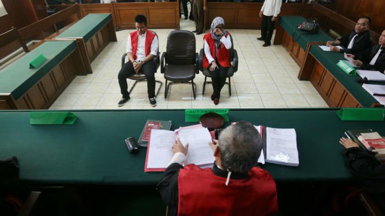 Hmm... cinta memang buta