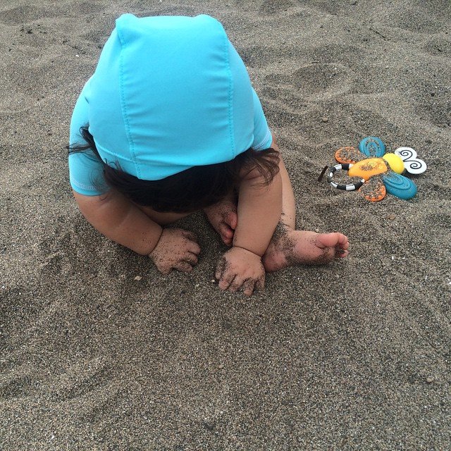 Baby El lagi asyik main pasir pantai.