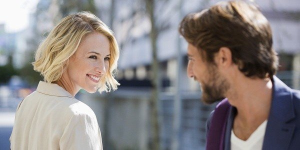 man-staring-at-woman-smiling (1)
