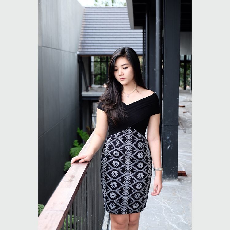 Mulai Dari Ngampus Sampai Kencan, Inilah 9 Ide Baju Batik Yang Bisa Membuatmu Lebih Dilirik 15 outfit batik buat kencan nih! @areviaa