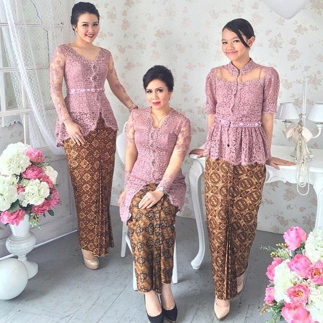 18 Inspirasi Kebaya Seragam Buat Dipakai Bareng Teman. Agar Makin Kompak dan Sayang \u002639;Kan?