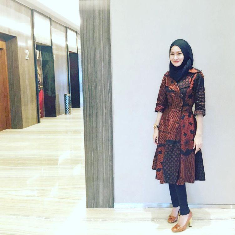 Mulai Dari Ngampus Sampai Kencan, Inilah 9 Ide Baju Batik Yang Bisa Membuatmu Lebih Dilirik 10 santun nan stylish dengan batik @liraulia