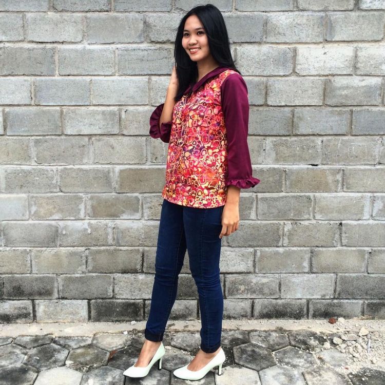 Mulai Dari Ngampus Sampai Kencan, Inilah 9 Ide Baju Batik Yang Bisa Membuatmu Lebih Dilirik 13 casual dengan batik @restichii