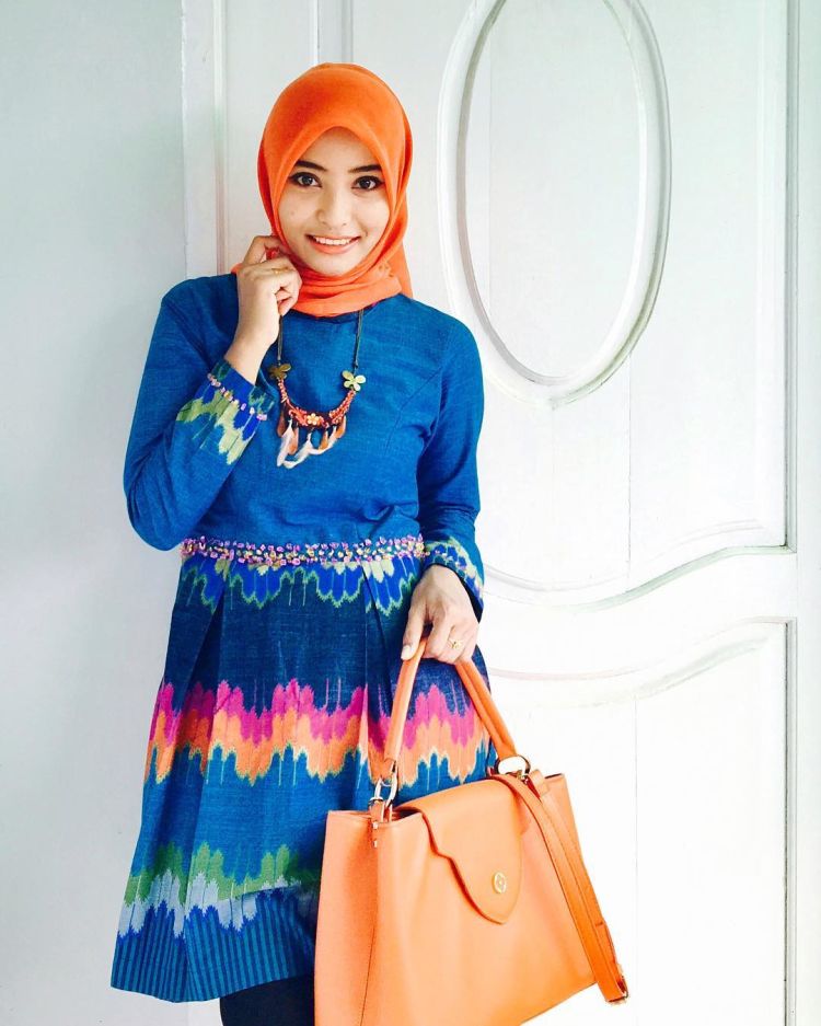 Mulai Dari Ngampus Sampai Kencan, Inilah 9 Ide Baju Batik Yang Bisa Membuatmu Lebih Dilirik 14 tampil cerah dengan baju batik @una.abdullah