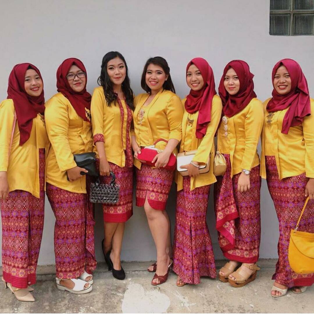 18 Inspirasi Kebaya  Seragam Buat Dipakai Bareng Teman 