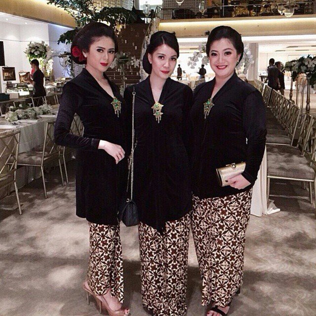 11 Ide Kebaya Hitam nan Elegan, Dari Mulai Wisuda Sampai 