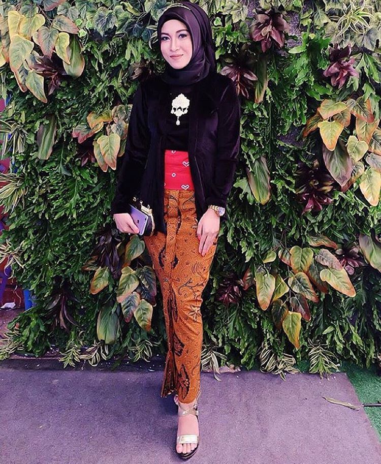 11 Ide Kebaya Hitam nan Elegan, Dari Mulai Wisuda Sampai 