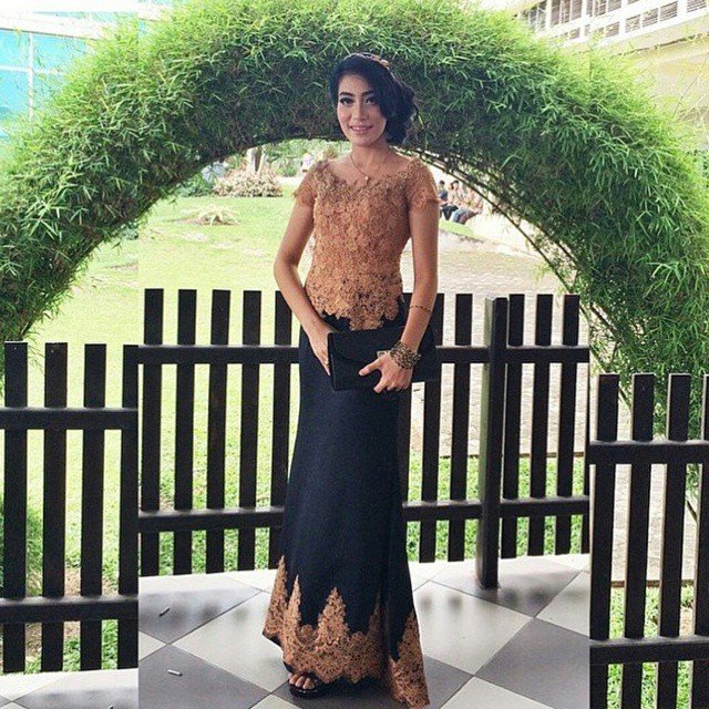 11 Ide Kebaya Hitam nan Elegan, Dari Mulai Wisuda Sampai 