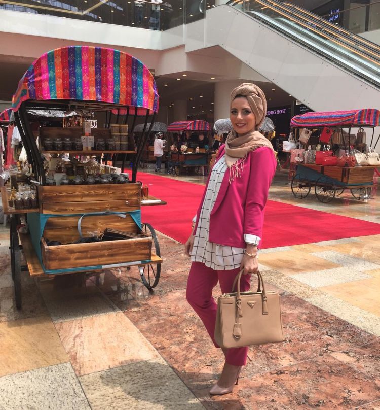 Sambil Berjalan dengan Percaya Diri,15 Padupadan Warna Cerah Ini Nggak Layak Dilewatkan Begitu Saja 44 @nada_nadir