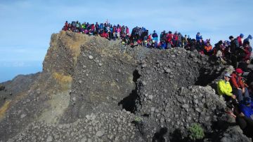 Dari Membludaknya Ranu Kumbolo sampai Kematian Ike, Inilah 8 Hal yang Terjadi Saat Long Weekend Awal Mei!