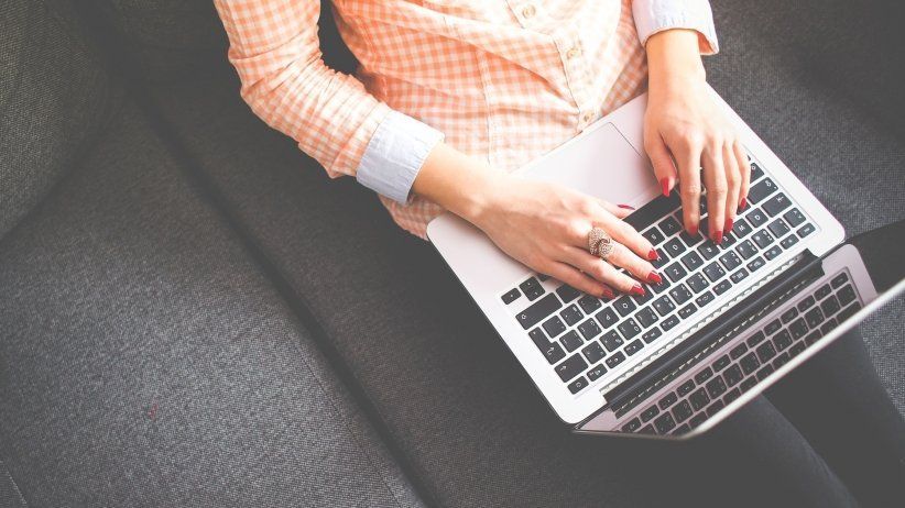20150218202815-computer-girl-home-laptop-macbook-typing-shopping-online