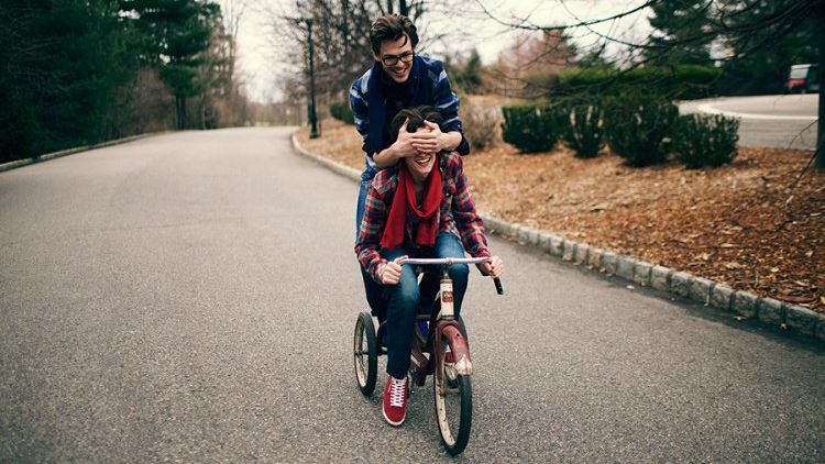 7 Hal Nggak Romantis yang Jadi Tanda, Kalian Udah ‘Klik’ Banget Berdua