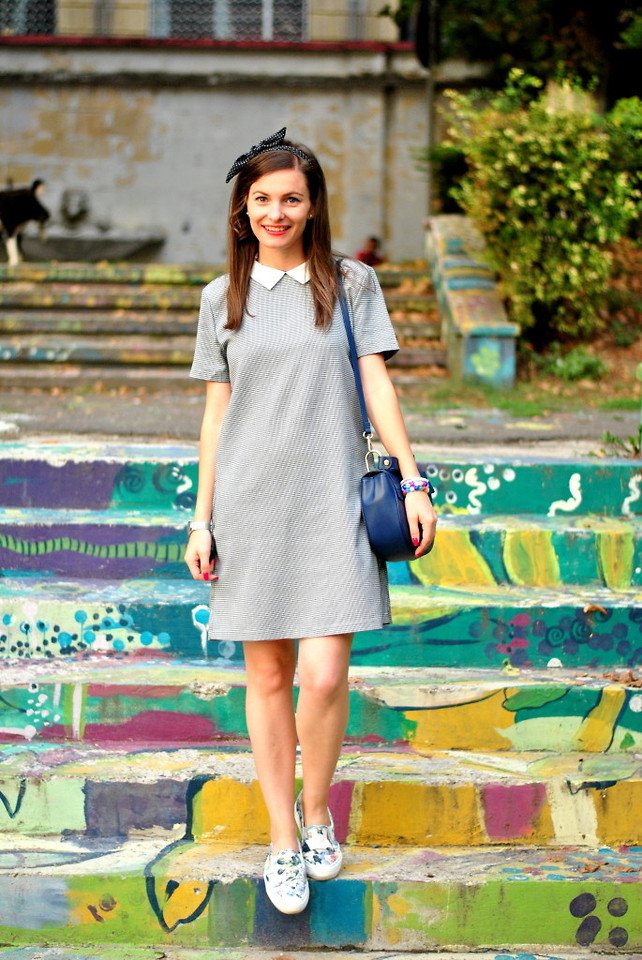 Dress dengan krah peter pan uwuwuwuw~