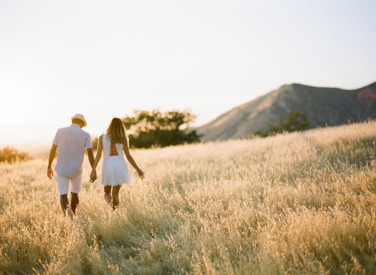 Di padang rumput yang romantis