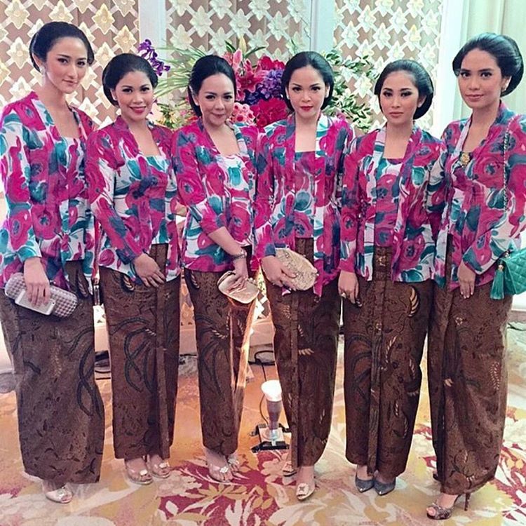 17 Kebaya Bunga-bunga yang Buatmu Makin Elegan. Ke 