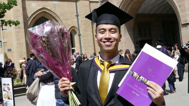Vidi meraih gelar cumlaude dari universitas di Inggris.