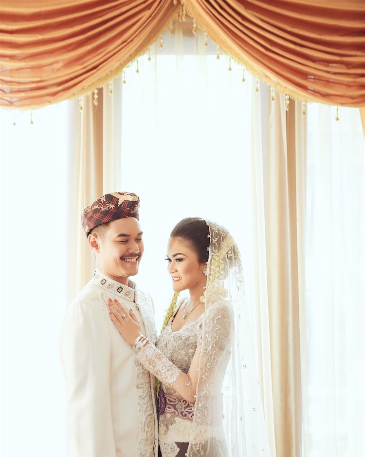Sini aku tenagkan Mas, biar akad lancar