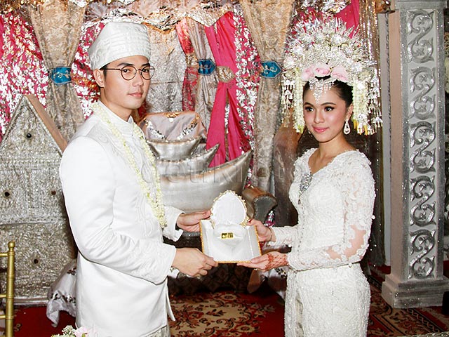 Suntiang di kepala Uni Gina makin kinclong dan elegan kan dengan kebaya putihnya
