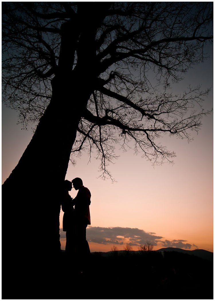 Bersandar romantis di bawah pohon