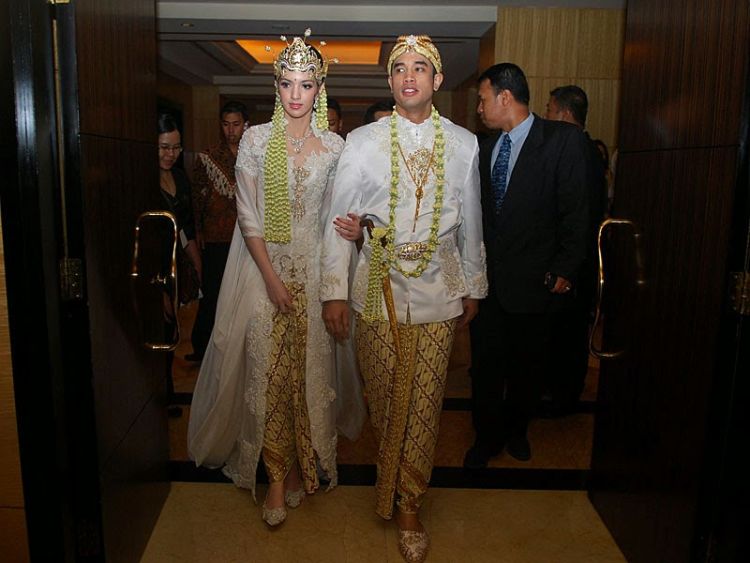 Kalau kayak Nia Rahmadhani sih, macam putri kraton ya.