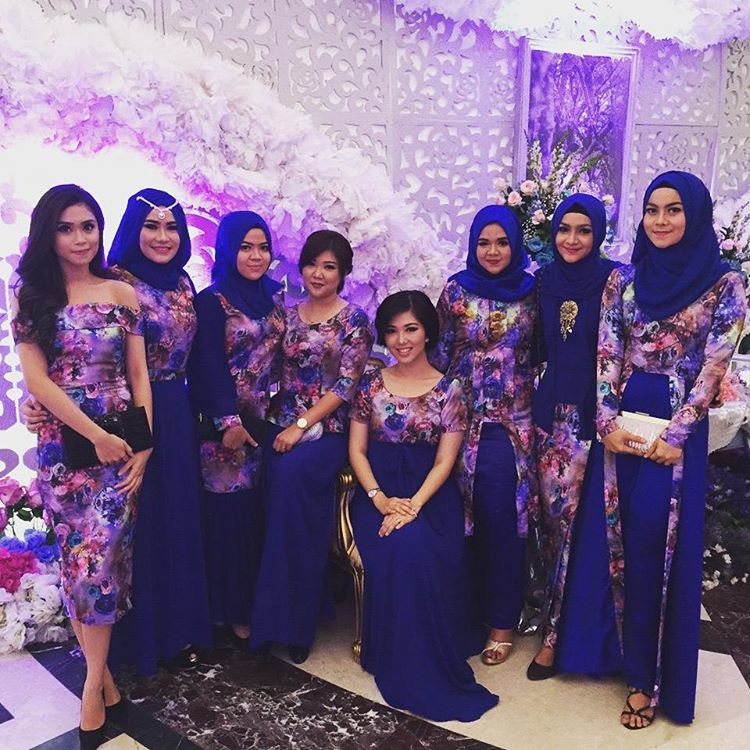 17 Kebaya Bunga bunga yang Buatmu Makin Elegan Ke 