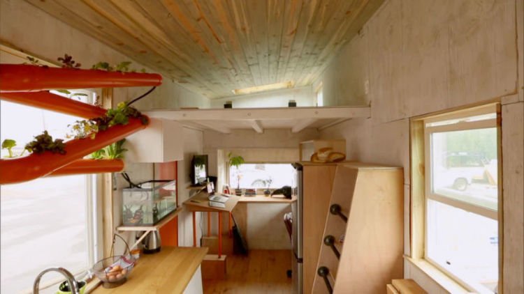 Kendaraan-Kendaraan Bekas Ini Kreatif Disulap Jadi Rumah. Hasilnya Luar Biasa, Pasti Kamu Ngiler Pengen Punya! 44 Sempit tapi asyik