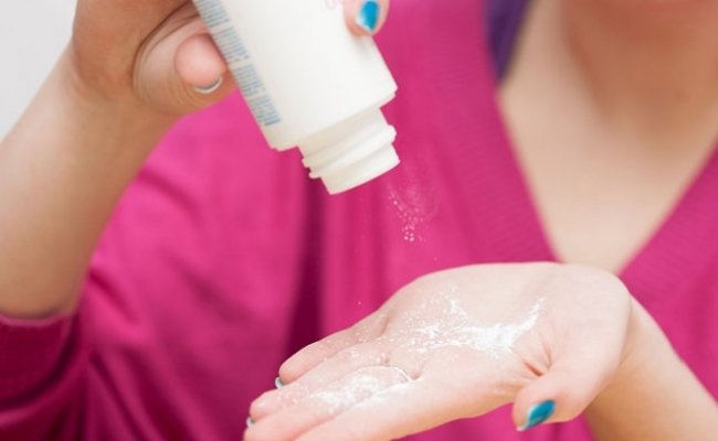 8 Cara Merawat Ketiak Biar Nggak Hitam dan Dekil Lagi. Yakin Nggak Mau Coba Ini? 21 kalau gak cocok dengan deodorant, pakai aja bedak