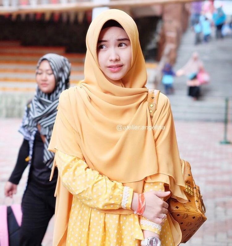 Angella-Fransisca-Hijabers-Cantik-Yang-Rajin-Bersedakah