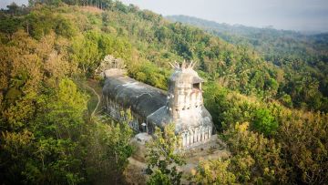 Masih Belum Move On dari Kisah Mas Rangga dan Mbak Cinta. Yuk Maen ke Gereja Ayam di Magelang Aja!