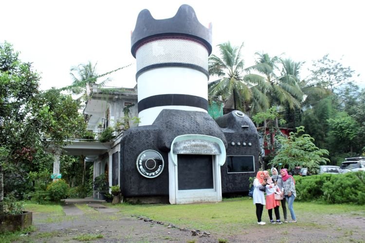 Rumah Kamera sebagai embrio desa seni Majaksingi.