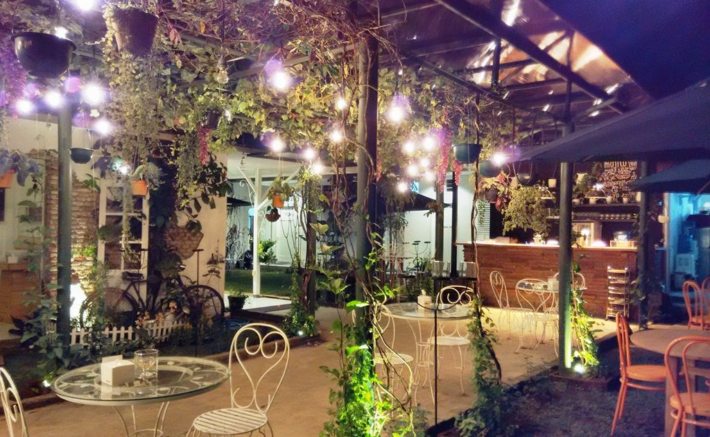Ajak Pasanganmu Menikmati Malam di 8 Cafe Romantis di Malang. Bikin Suasana Makin Mesra Aja!