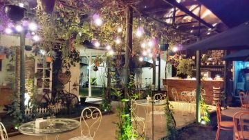 Ajak Pasanganmu Menikmati Malam di 8 Cafe Romantis di Malang. Bikin Suasana Makin Mesra Aja!