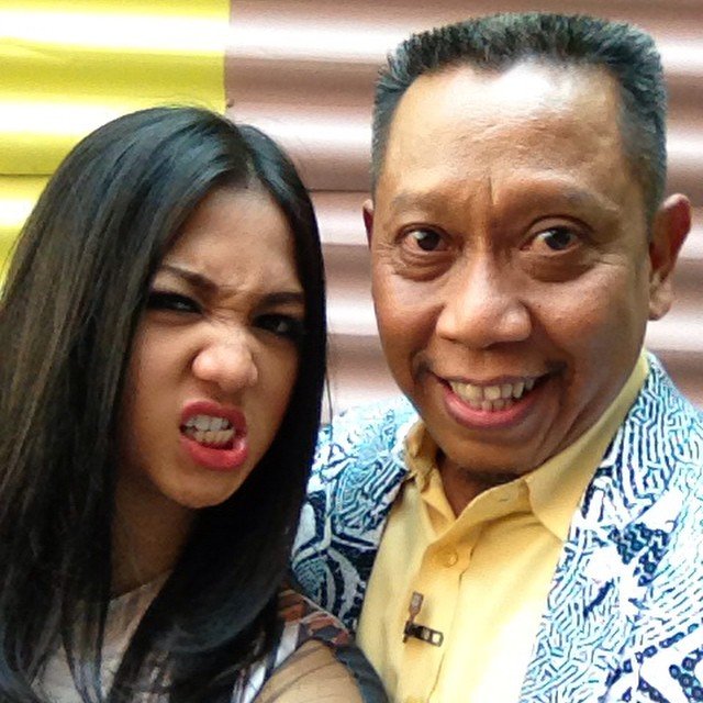 Bukan, bukan, itu bukan siapa-siapanya kok. Bukan! :(
