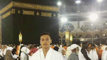 Mesut Ozil Umrah. Cek Yuk Bagaimana Sepak Bola dan Tato Pun Nggak Bikin Dia Lupa Ibadah Lainnya.