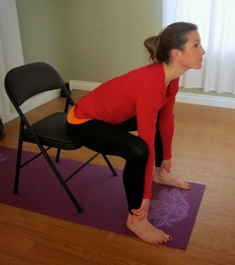 Agar Tubuh Tetap Prima, Ini 12 Gerakan Yoga yang Bisa Kamu Praktikkan Di Kantor 13 Pegang pergelangan kaki