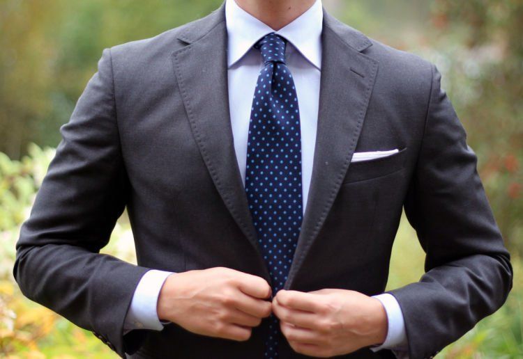 9 Item Fashion Ini Wajib Kamu Miliki Ketika Baru Masuk Ke Dunia Kerja. Yuk Disimak! 34 blue-tie-with-dots